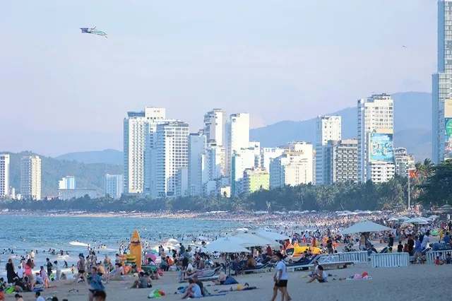 Biển Nha Trang mỗi độ hè về.