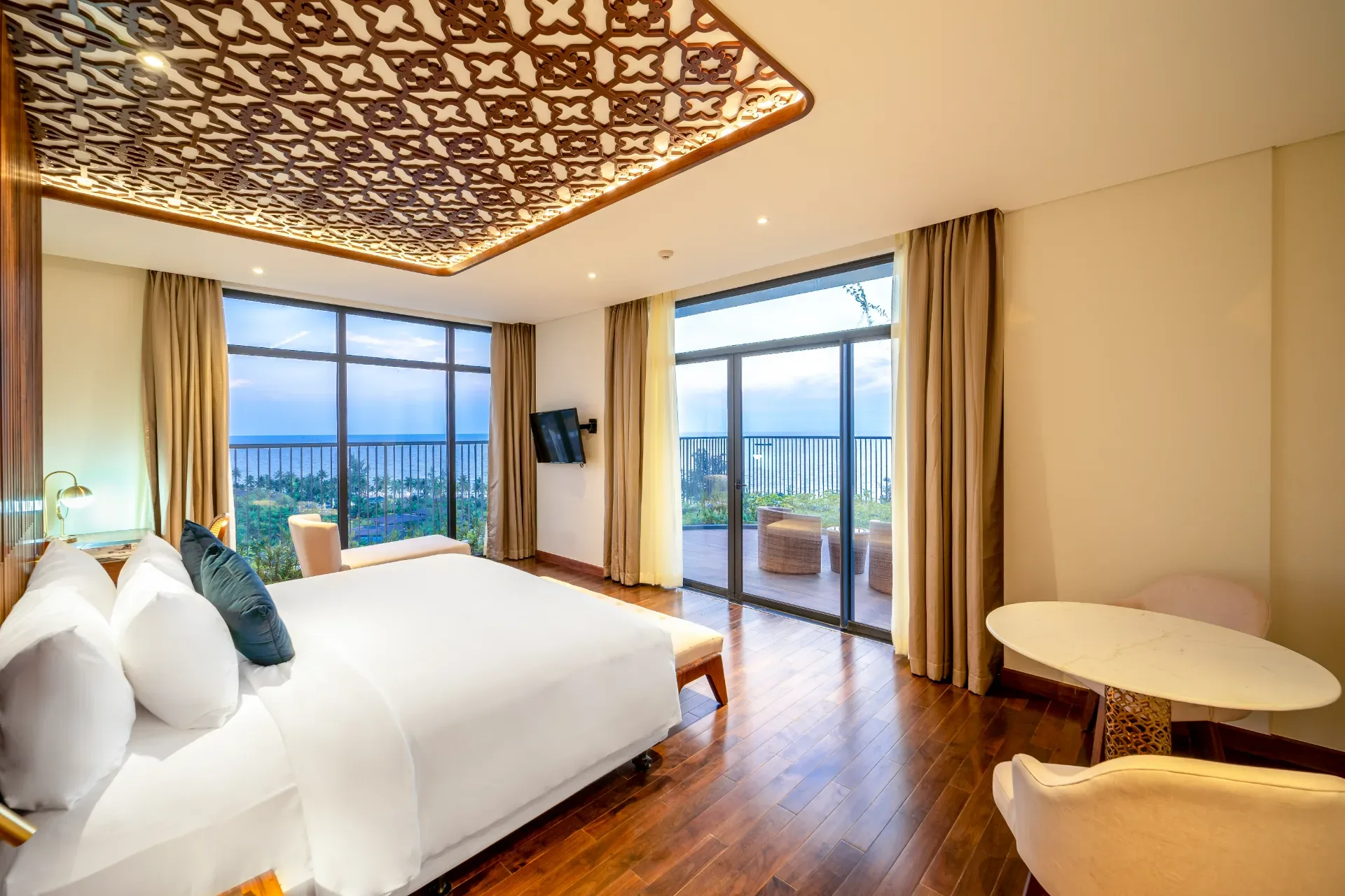 Premier Deluxe King with Partial Seaview