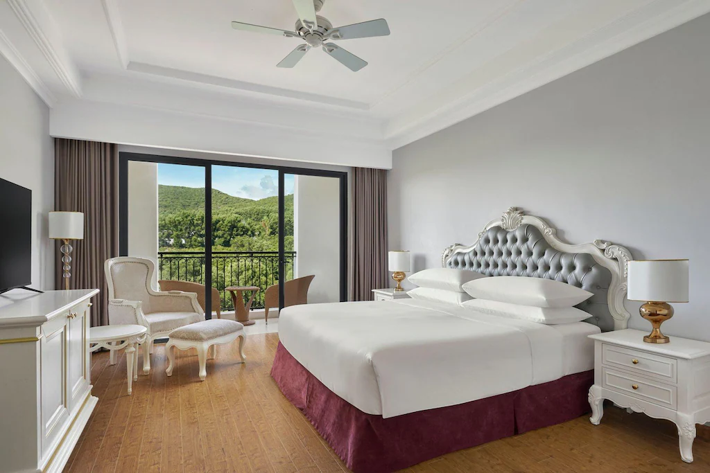 Deluxe Guest room, 1 King, Garden view, Balcony